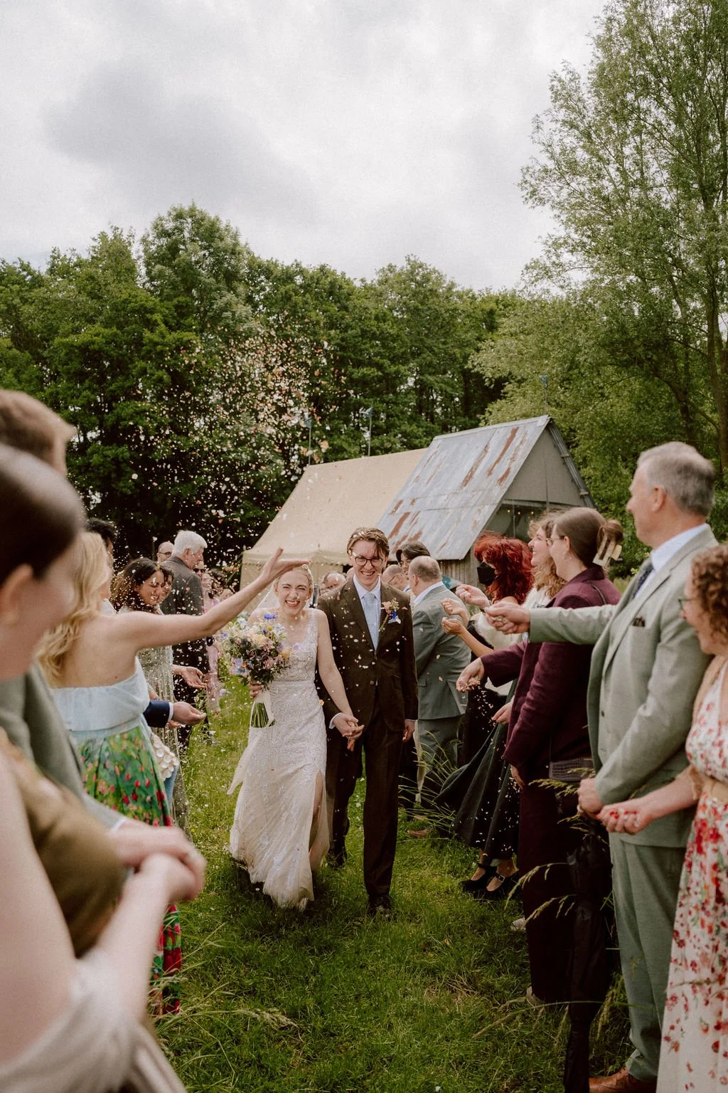 wildernesskentweddingrain-29.jpg