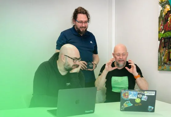 4 tuntia, 6 koodausprojektia, 0 reunaehtoa — mitä opimme kun päästimme asiantuntijat irti