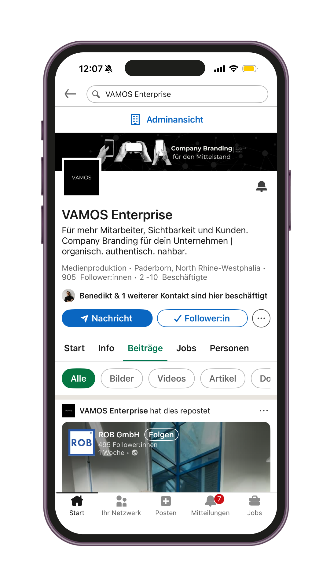 Mobiles Endgerät zeigt eine Social-Media-Seite für VAMOS Enterprise mit Informationen, Beiträgen und Kontakten.