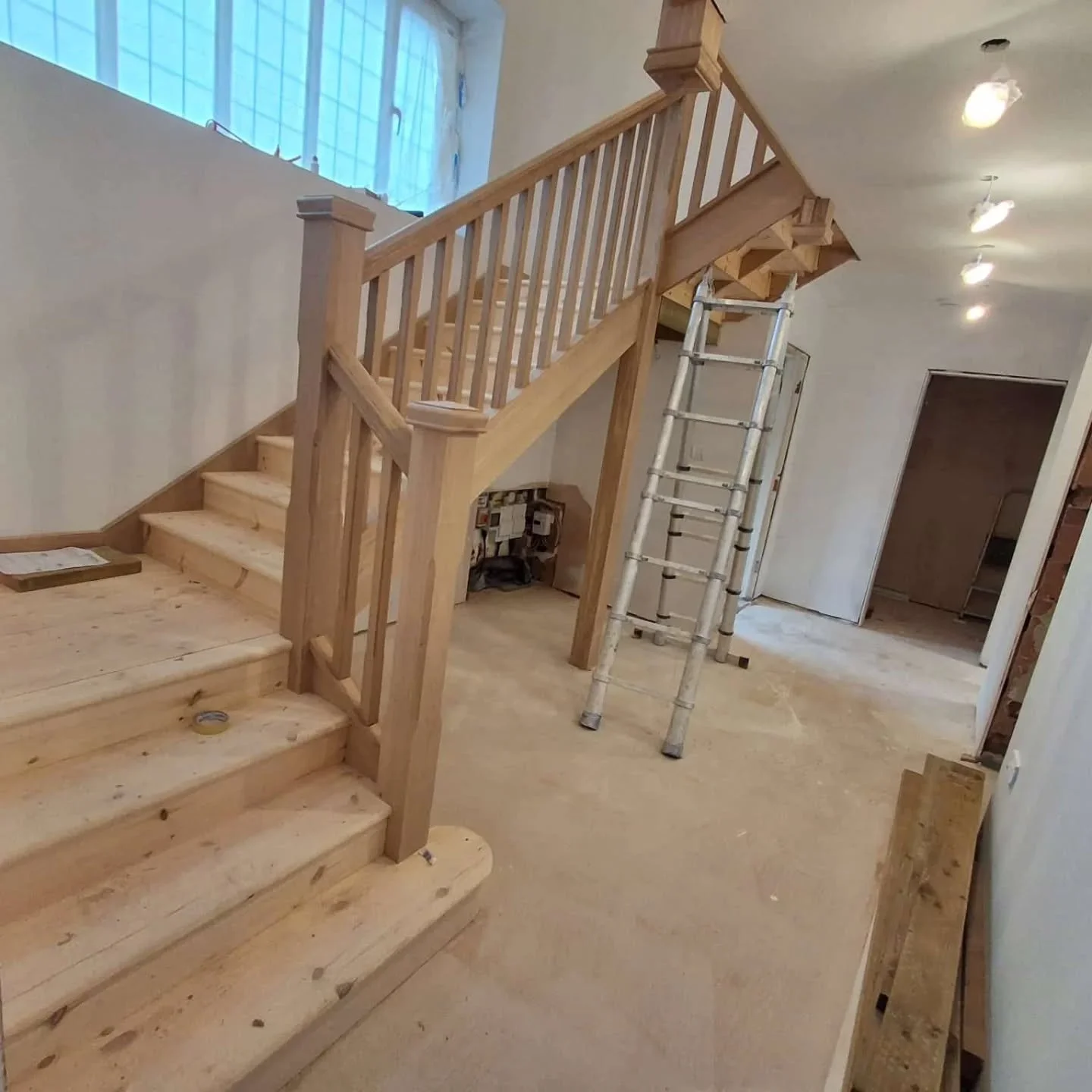 Bespoke Staircase Installation 🪵🛠🪚

Oak stringers, balustrades and newels with pine treads and risers &mdash; a serious bit of craftsmanship on this luxury home refurb in Harborne 🔨

All bespoke, all built to last. Clean lines, solid feel, and a 
