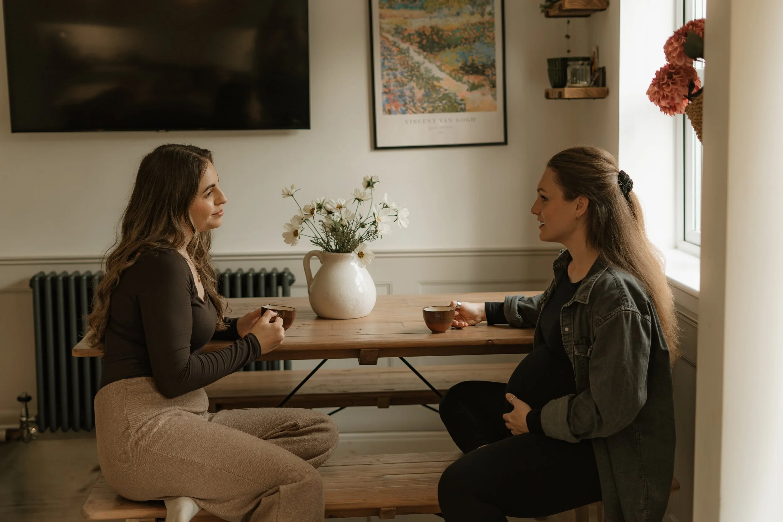 birth with choice chatting with pregnant mwoman