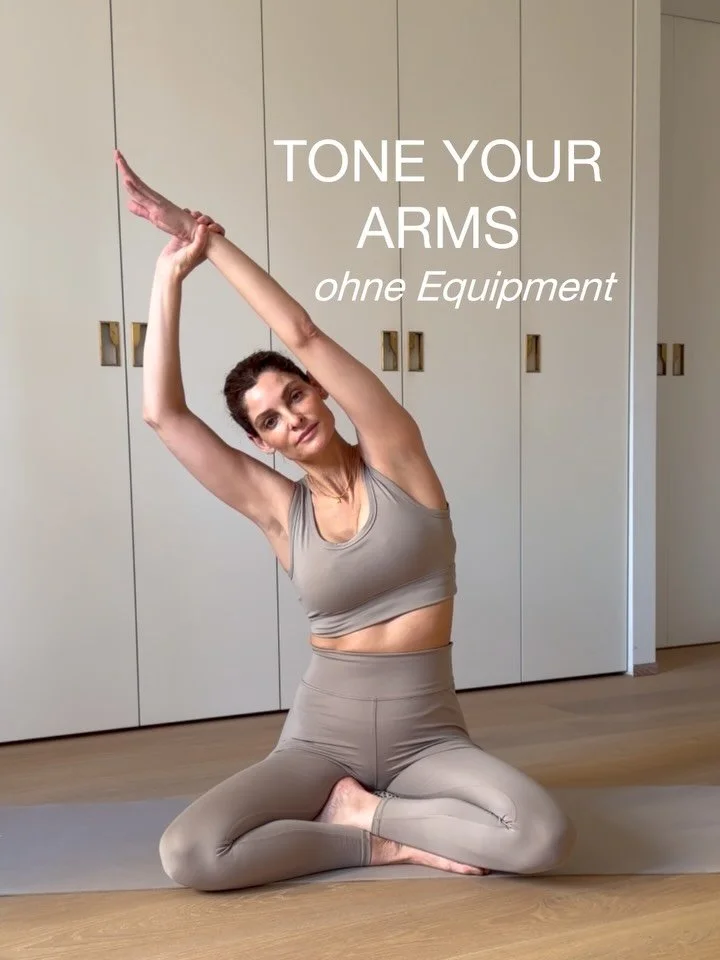 Hier kommt ein kurzes, effektives Arm-Workout &ndash; komplett ohne Equipment ✨

Alle &Uuml;bungen kannst du bequem im Sitzen machen (perfekt f&uuml;r die Mittagspause im B&uuml;ro).
Nur der Reverse Tabletop bringt nochmal extra Power f&uuml;r den Tr