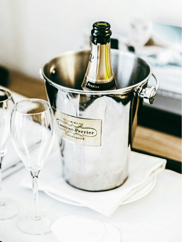Bouteille de Champagne dans un sceau a Champagne