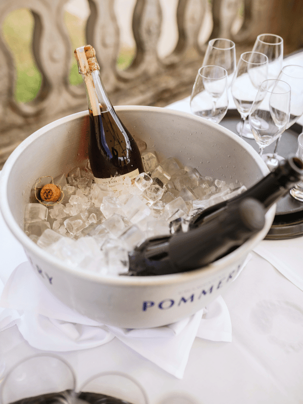 Bouteilles de Champagne dans un sceau a Champagne