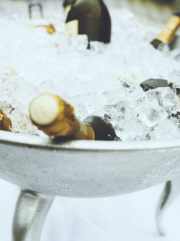 Bouteilles de Champagne dans un sceau avec des glaçons