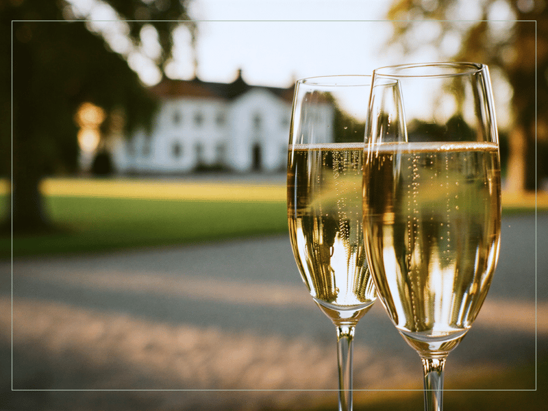 Flutes de Champagne et maison bourgeoise en fond