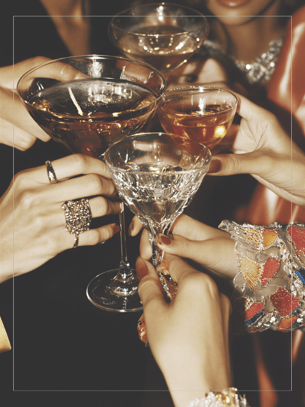 Mains de femme portant un toast au Champagne