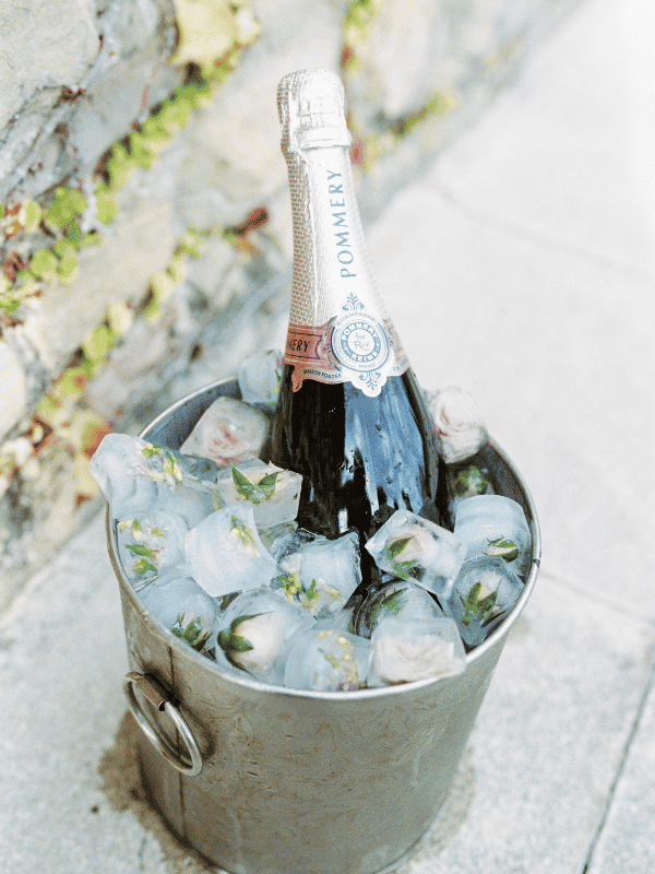 Bouteille de Champagne dans un sceau avec des glaçons