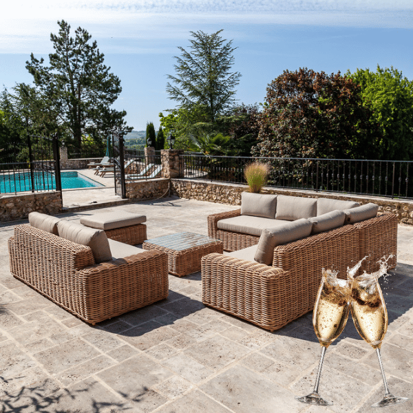 Terrasse prés de la piscine de Maison Vejoll