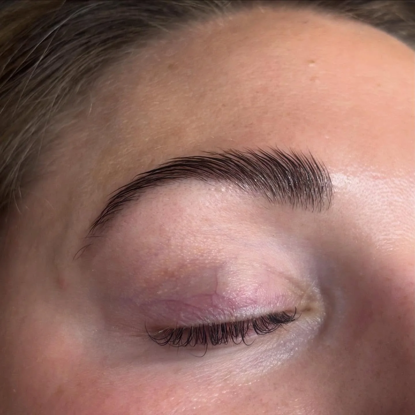 Soft &amp; subtle brow lamination&hellip;

✨Can have brows appear fuller and thicker

✨Can style with less product 

✨Can enhance natural brow shape 

Who else is ready for party season&hellip; are you a glitz and glam kind of girlie or a classic red