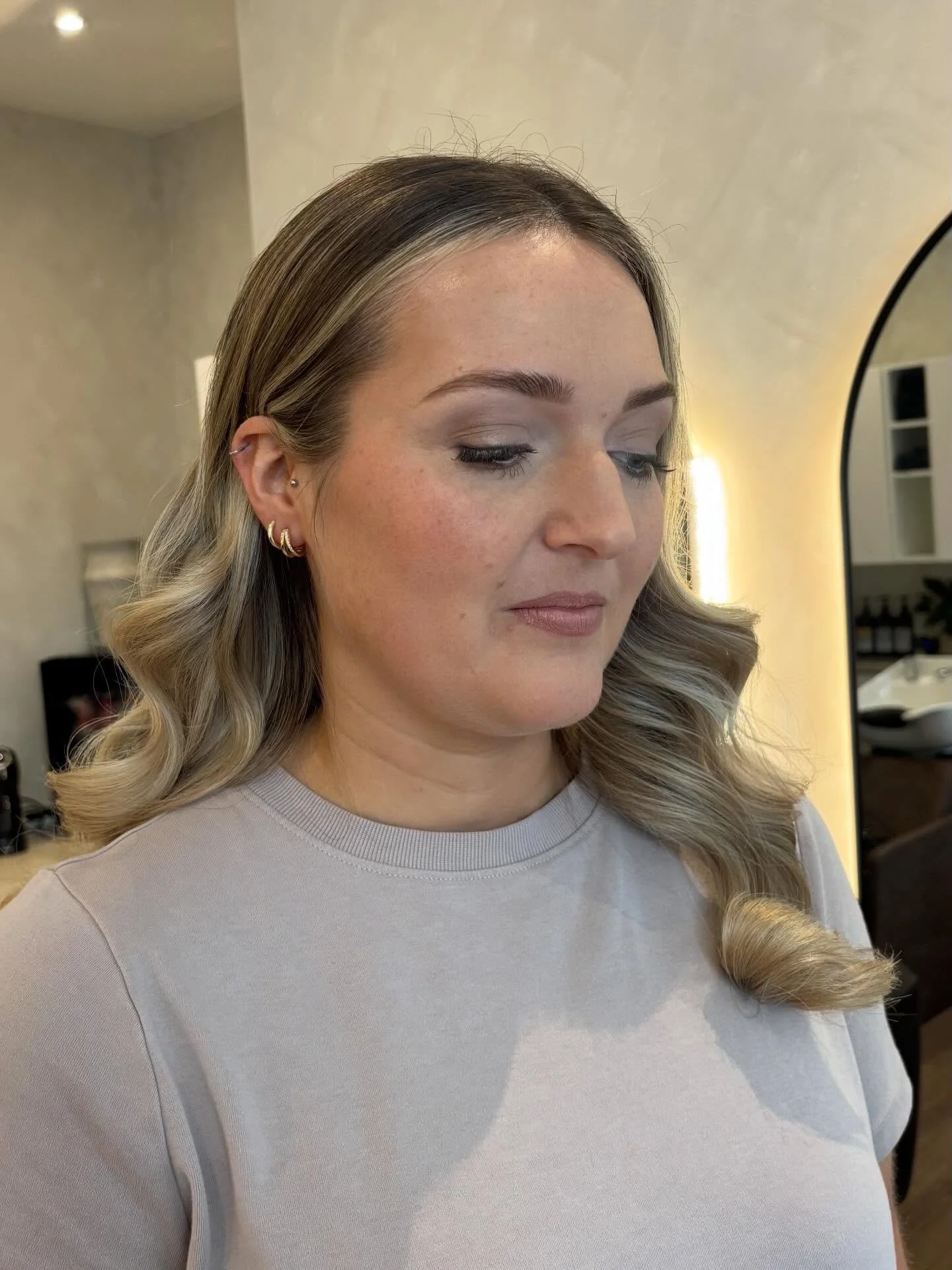 Natural glam makeup &amp; waves for this bride to be 🤍💍🥂

#hairdresserhitchin #hairsalonhitchin #beautysalonhitchin