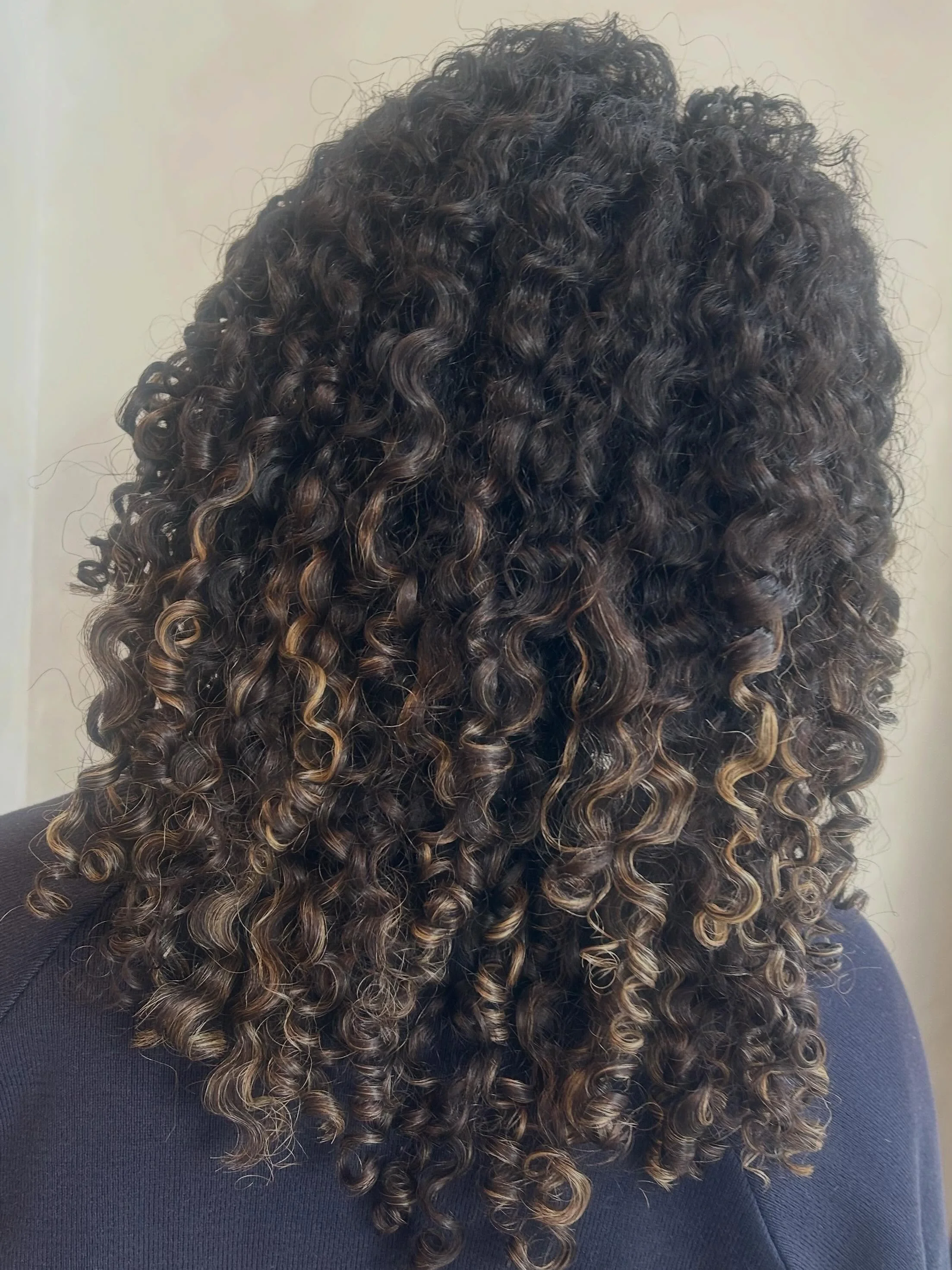 Rediscover your beautiful curls with our Curl Specialist Venetia. 

You will enjoy a lovely experience and have the choice of two Services.

The first is an educational based service including:
product choice; refresh ideas; and styling &amp; diffuse