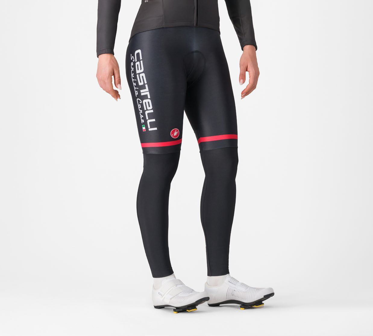Man in zwarte wielerbroek met branding aangepast aan de kleuren van zijn team.