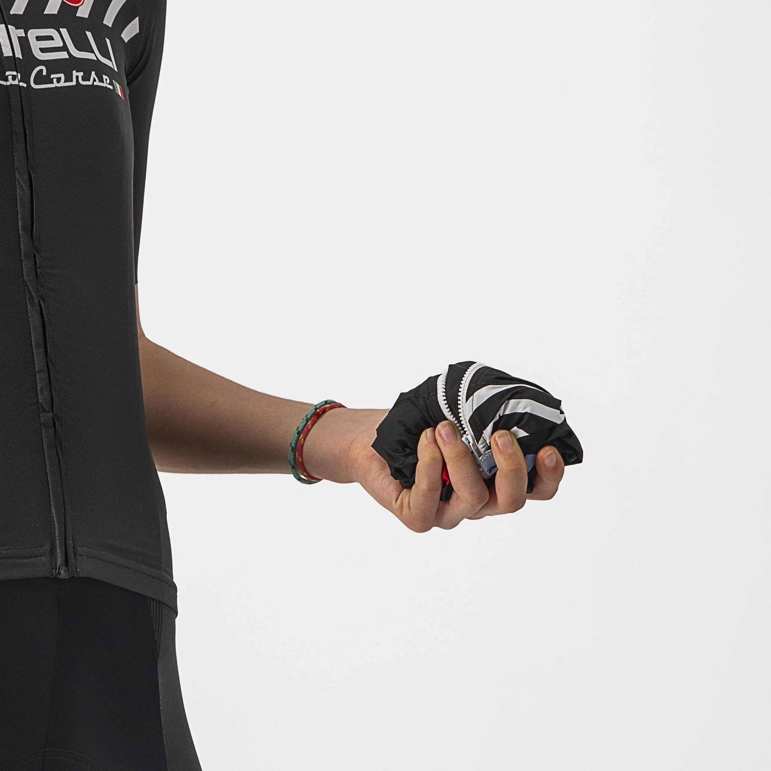Persoon die een klein, opgeplooide fietsvest vasthoudt.