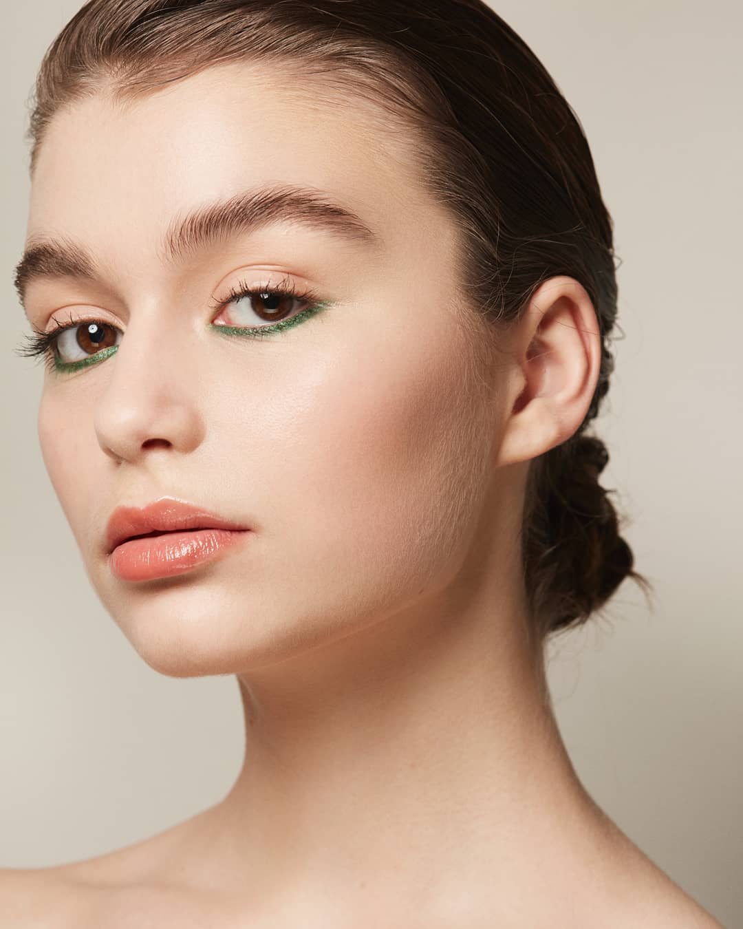 2022 werd een mooi jaar: het eindigde met mijn eigen huwelijk (waarvan later nog wat foto's) en begon met een mooi diploma van de MUD Fashion Make-up module. Deze foto toont één van de twee looks van dat eindexamen.
Een warme dankjewel