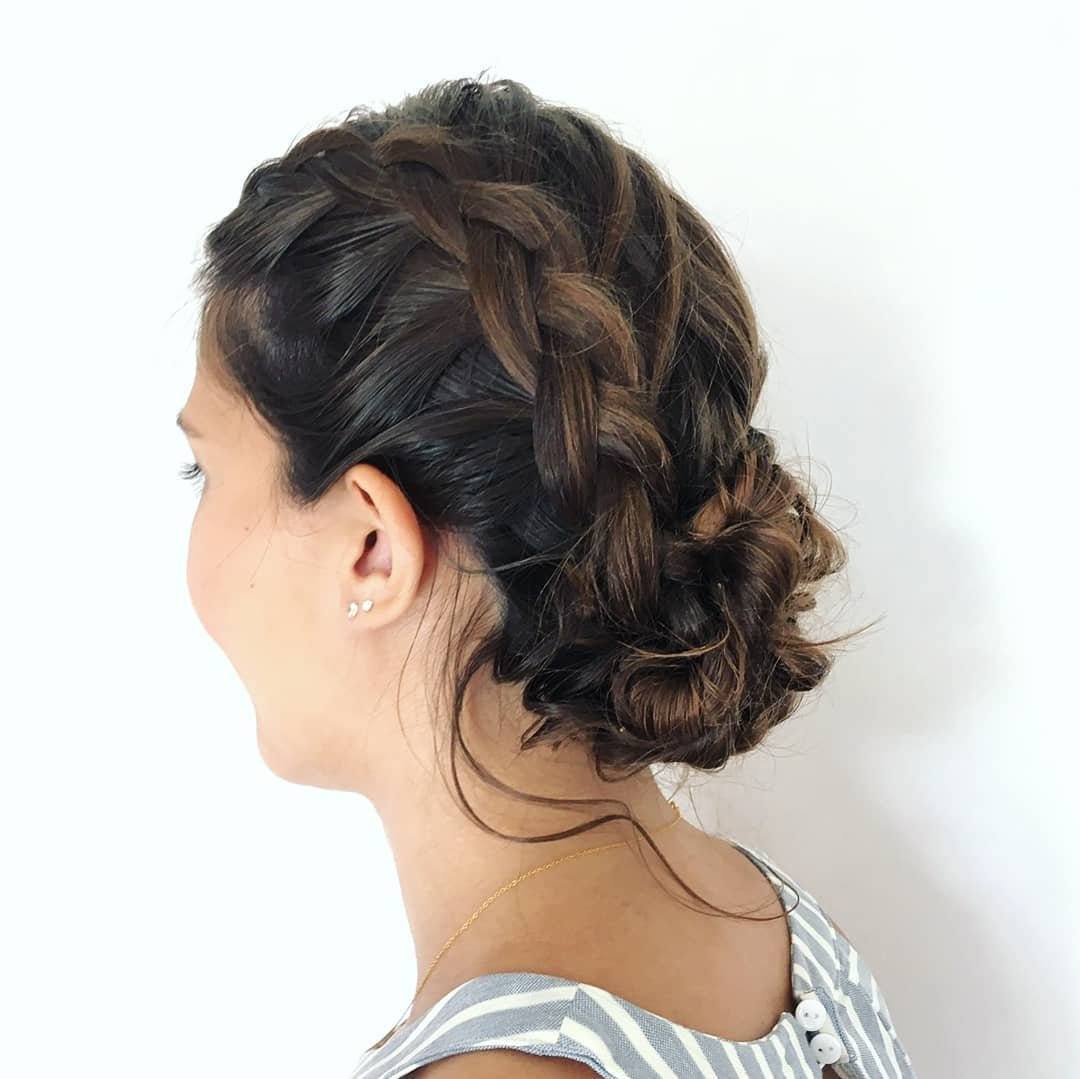 Braided updo
#dutchbraid #updo #feestkapsel #hairstyling #hairstylist #hairstyle #vlecht #vlechten #kapsels #trouwfeest #mua #muah