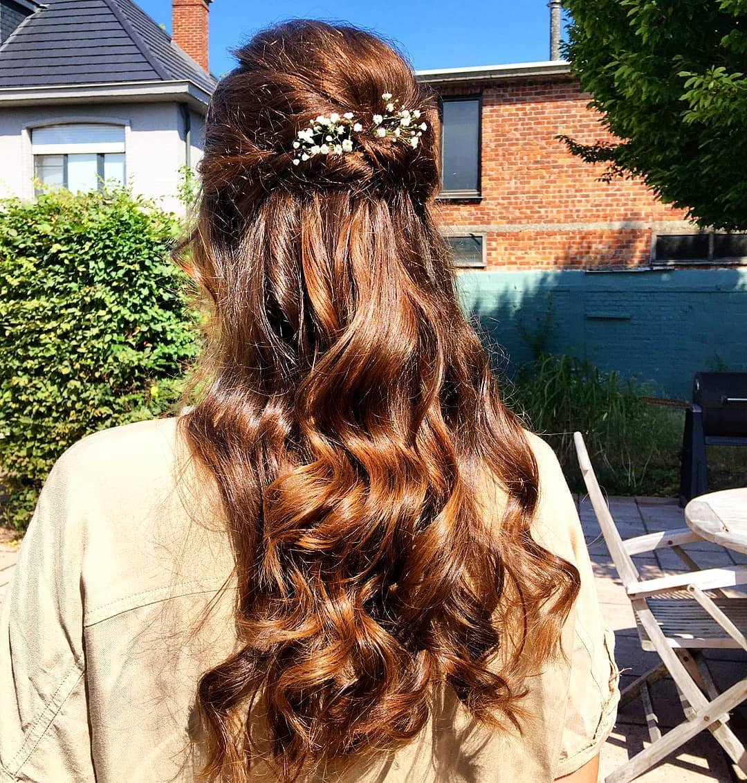 Bruid Hanne klaar voor haar mooie dag ❤️
#hairstyling #hairstylist #halfopgestokenhaar #halfupdo #loosecurls #brunette #muah #bridalhair #trouwkapsel #bruidskapsel #weddingupdo