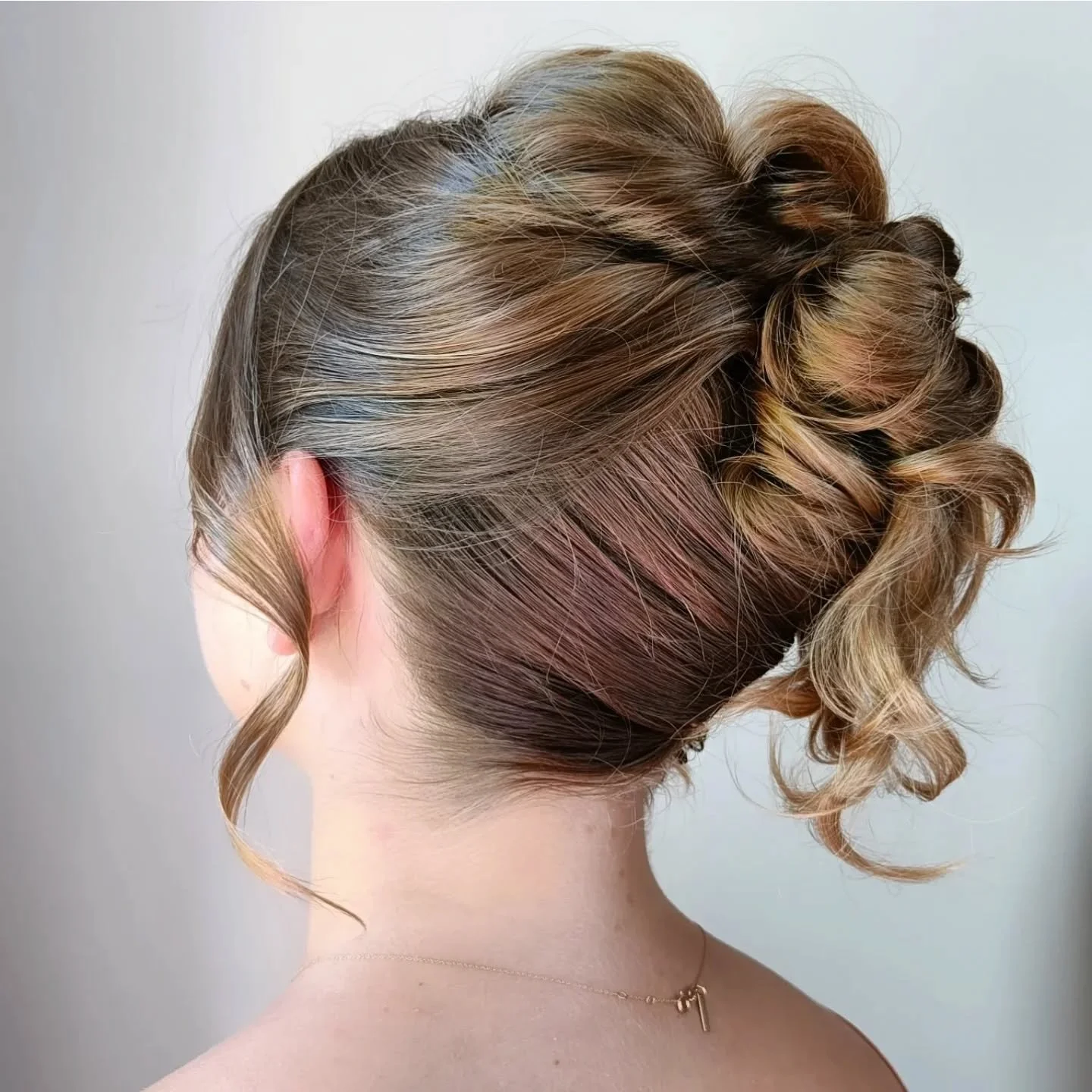 French twist with a twist 🤍

#frenchtwistupdo #hairstyling #kapsel #opsteekkapsel #bruidskapsel
