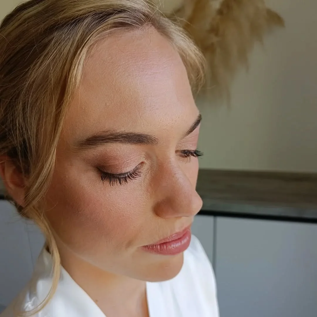 Dit weekend mocht ik Valerie opmaken voor haar grote dag. Ze koos voor een zachte makeup look met accent op haar mooie ogen en een elegante low updo. 

Job for @teambygleam 
#trouwmakeup #makeup #bridalmakeup