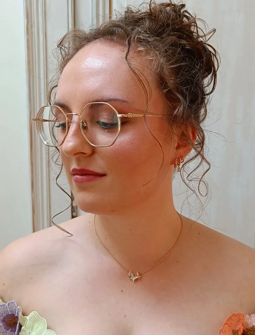 Romantische updo met natuurlijke krullen en soft glam make-up voor de mooie Julie 🩷