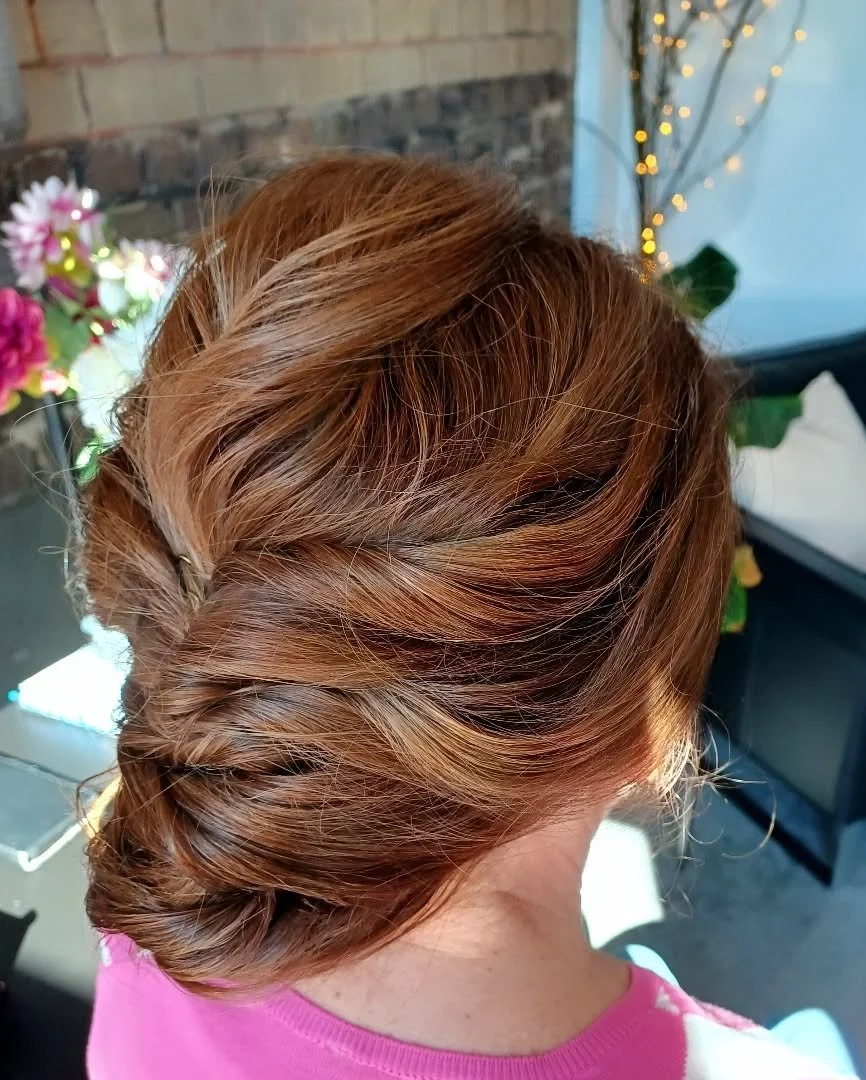 Ook de mama's laat ik graag stralen 🩷
Een lage elegante updo wordt vaak gekozen voor de suite, tijdloos en gesofisticeerd.

#lowupdo #feestkapsel #lowbunupdo #trouwkapsel #suitekapsel