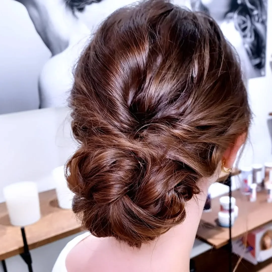 Romantic low updo with a lot of texture 🩷
Een stijl die ik perfectioneerde bij @beautybyellada in voorbereiding voor mijn bruiden in 2026. 

#lowupdo #lowupdohairstyle #hairstyling #beachwaves #bruidskapsel