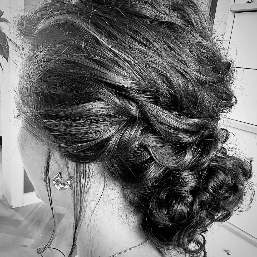 De proefsessie is een moment waarop we samen bekijken welke look we zullen cre&euml;ren voor jouw trouwdag. Ik bespreek met jou hoe je dag eruit zal zien, welke stijl je trouwkleed heeft, of je een kleurthema hebt, ... We proberen verschillende kapse