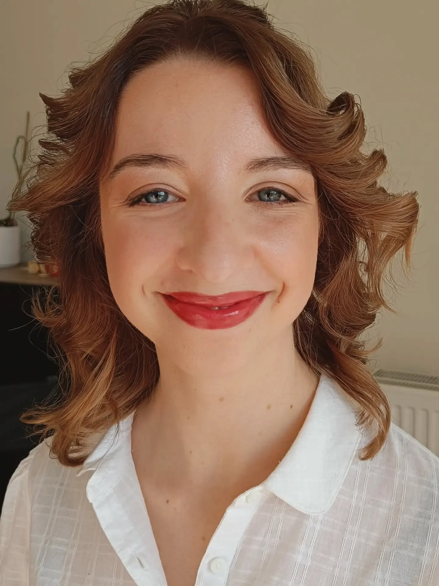Iris, klaar voor haar mooie dag.
We kozen voor warme terracotta tinten die mooi matchen met de ondertonen in Iris' huid en haar. We maakten de look extra stralend en fris met een goed accent op de lippen. Zeg nu zelf, wat een beauty! ❤️

#makeup #mak