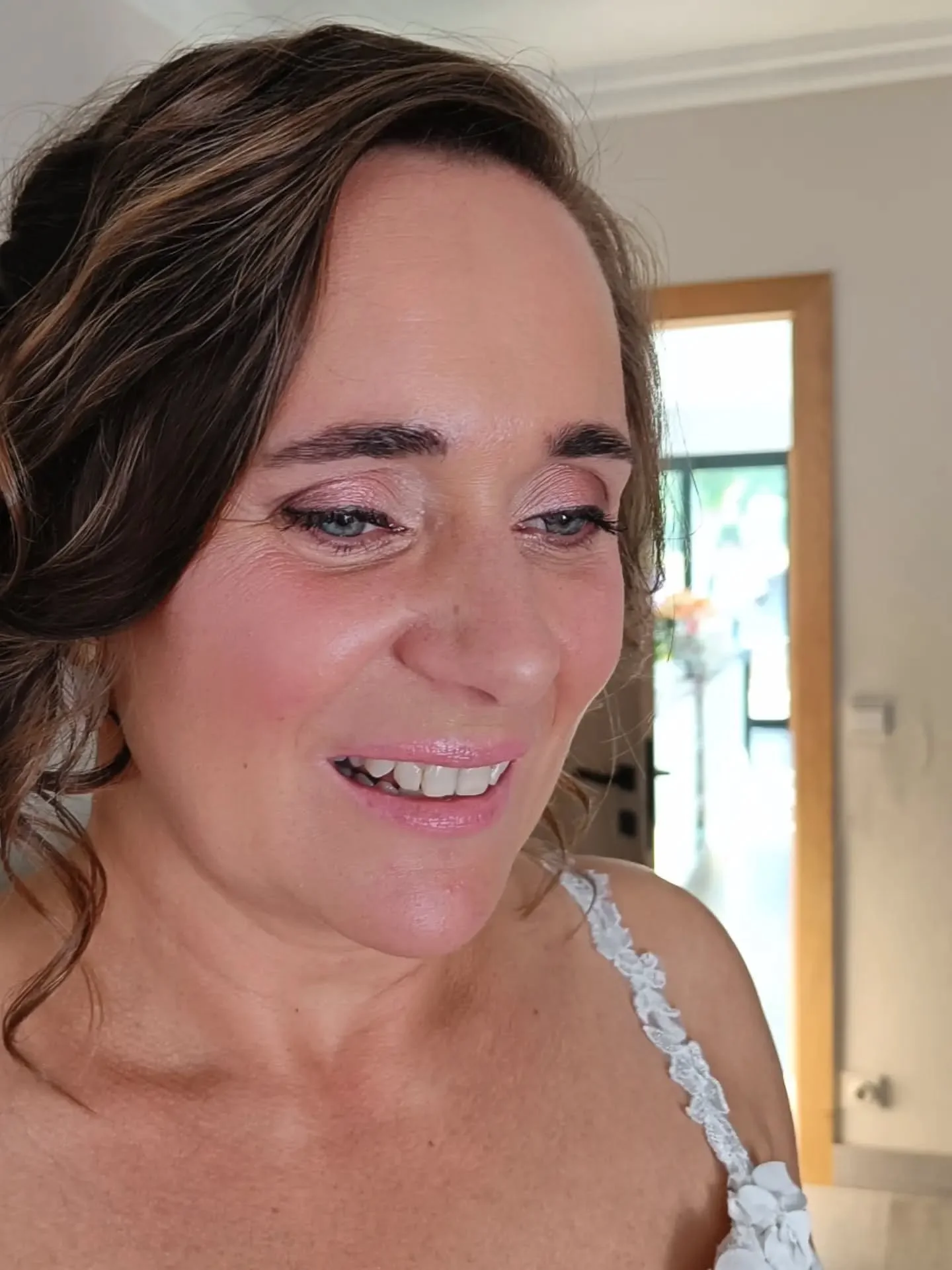 Mieke 🩷
Mieke kwam last minute bij mij terecht voor haar trouw op 1 augustus. We planden een proefsessie slechts 2 weken voor de grote dag. Samen kwamen we tot deze zachte look met het accent op Mieke's prachtige ogen. Met wat extra lashes maakten w