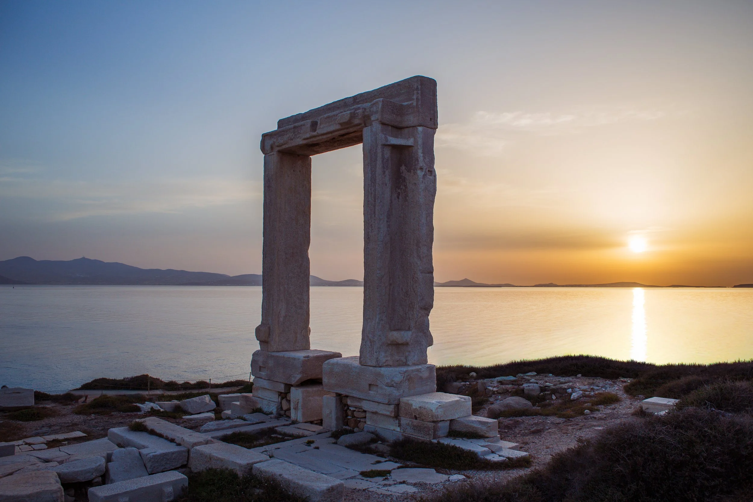 Alte Steinarchitektur bei Sonnenuntergang am Wasser