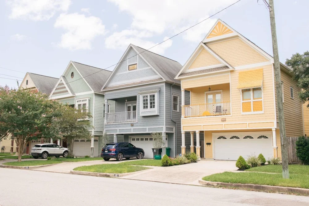 Upscale suburban residential homes in a Georgia community