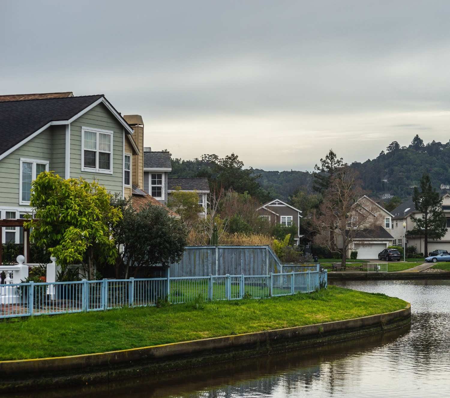 Waterfront residential community with well-maintained homes, landscaped green spaces, and shared amenities, representing effective condo management.