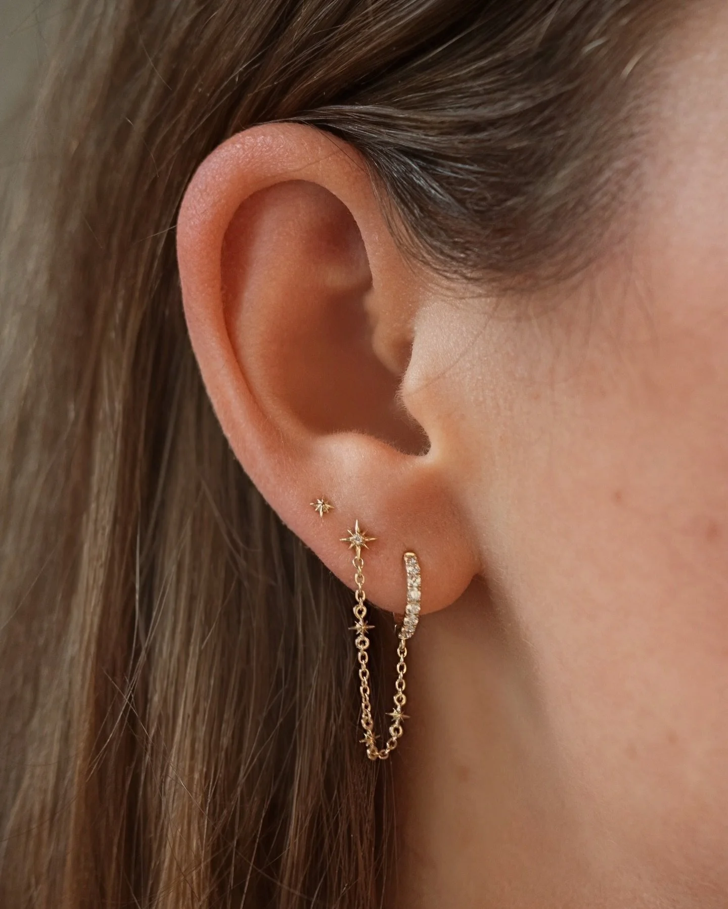 Where celestial elegance meets modern edge. The Diamond Stardust Chain Huggie Earring is ready for all your holiday parties! ✨
