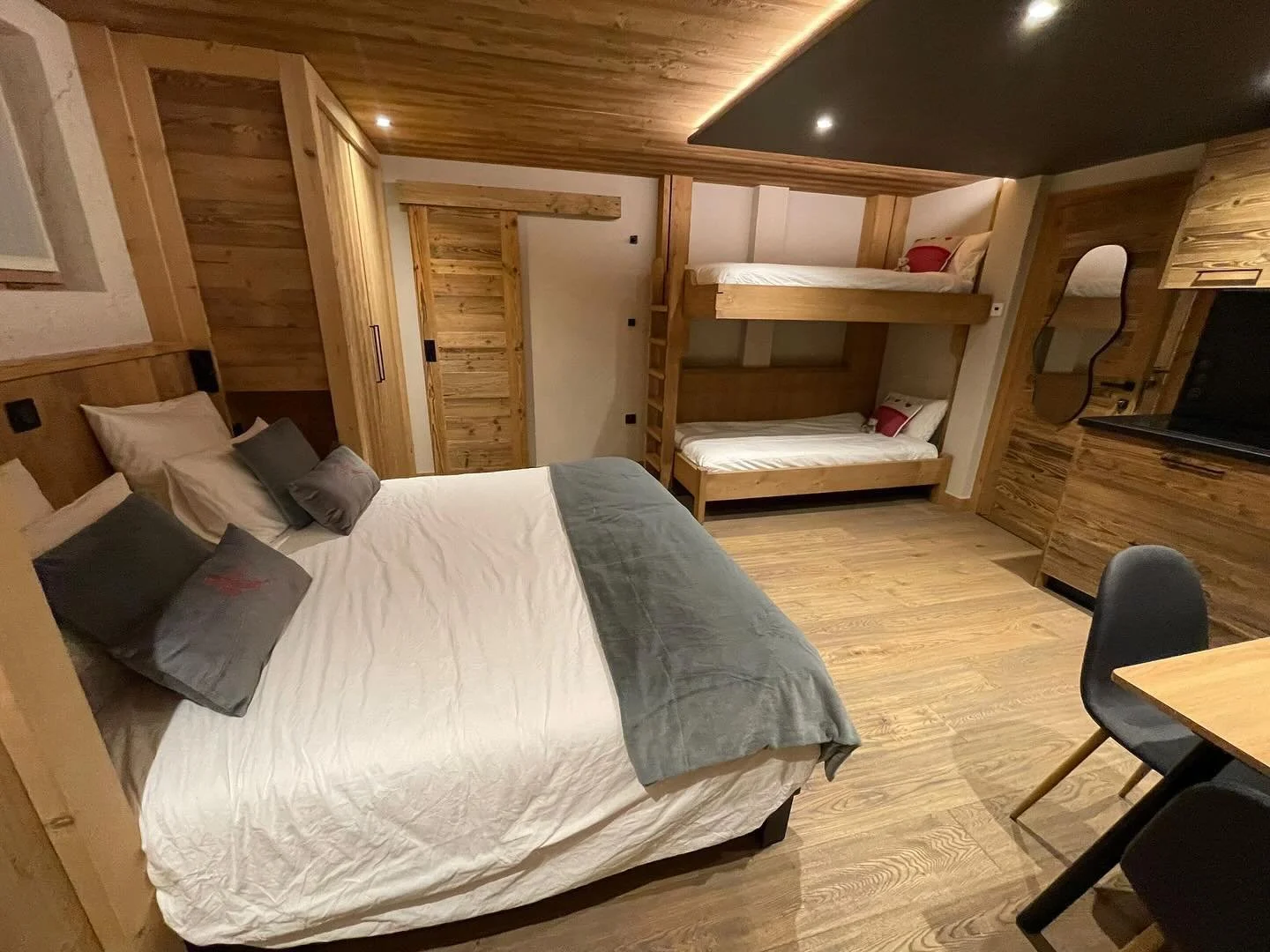 #familyroomdecor #familyroom #chalet #chaletstyle #cozy #meribelvillage #meribel #frenchalps🇫🇷 #skiing #skiseason #booknow #luxurychalet #holiday #skiholiday #snow #snowboarding #montagne #vacances #vacancesdhiver