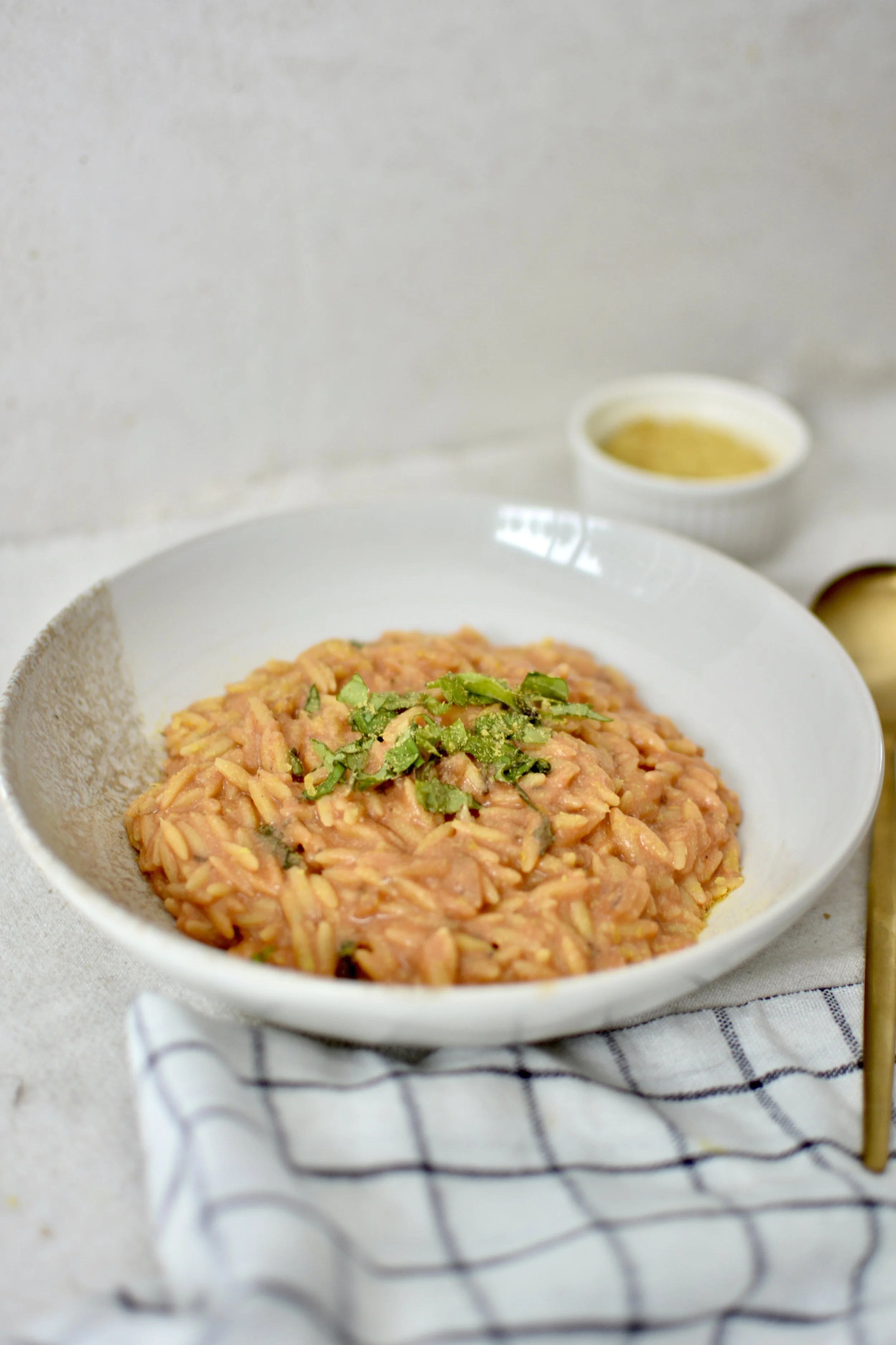 Risotto d’orzo crémeux aux tomates et basilic