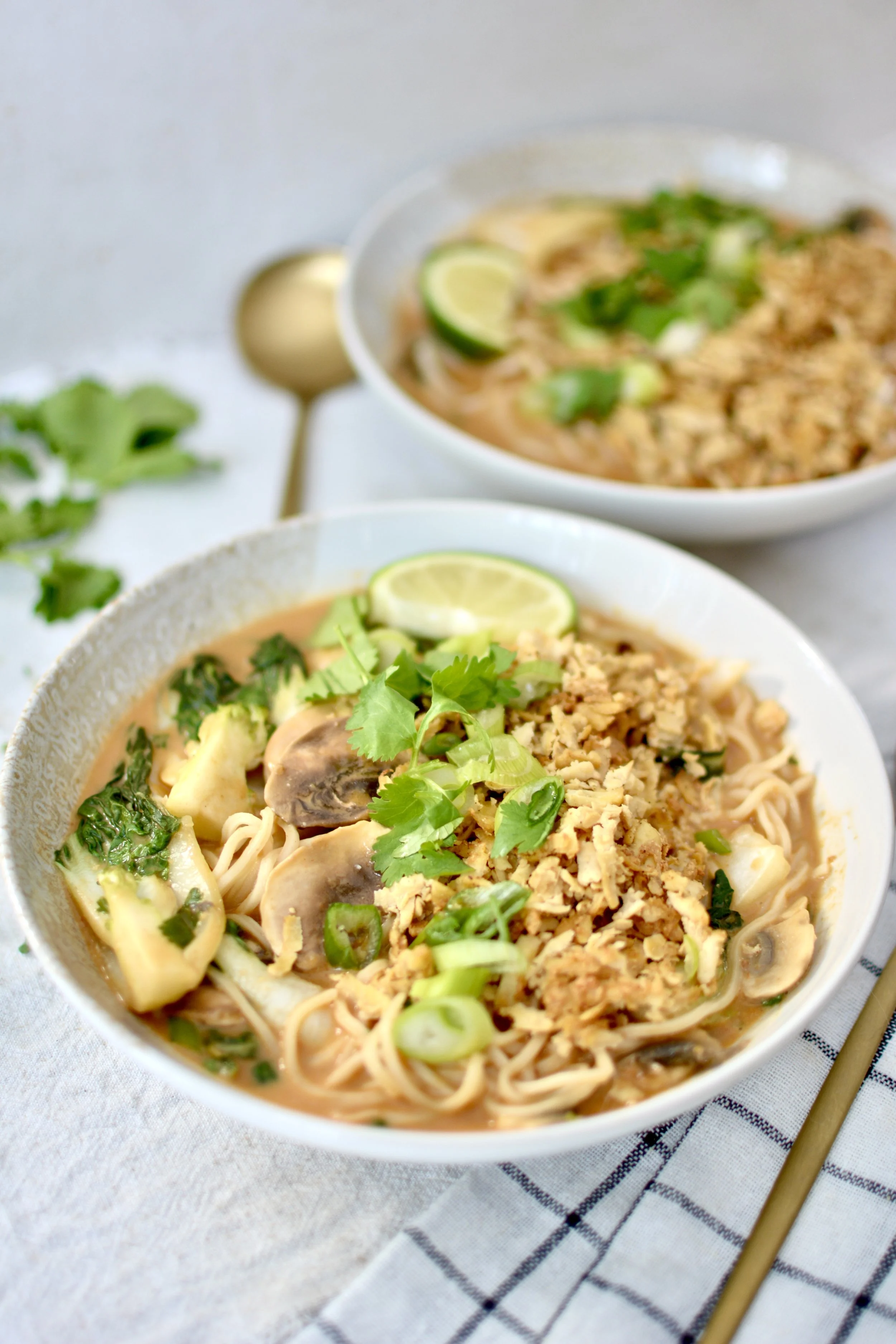 Soupe ramen au miso et à l’arachide avec tofu croustillant