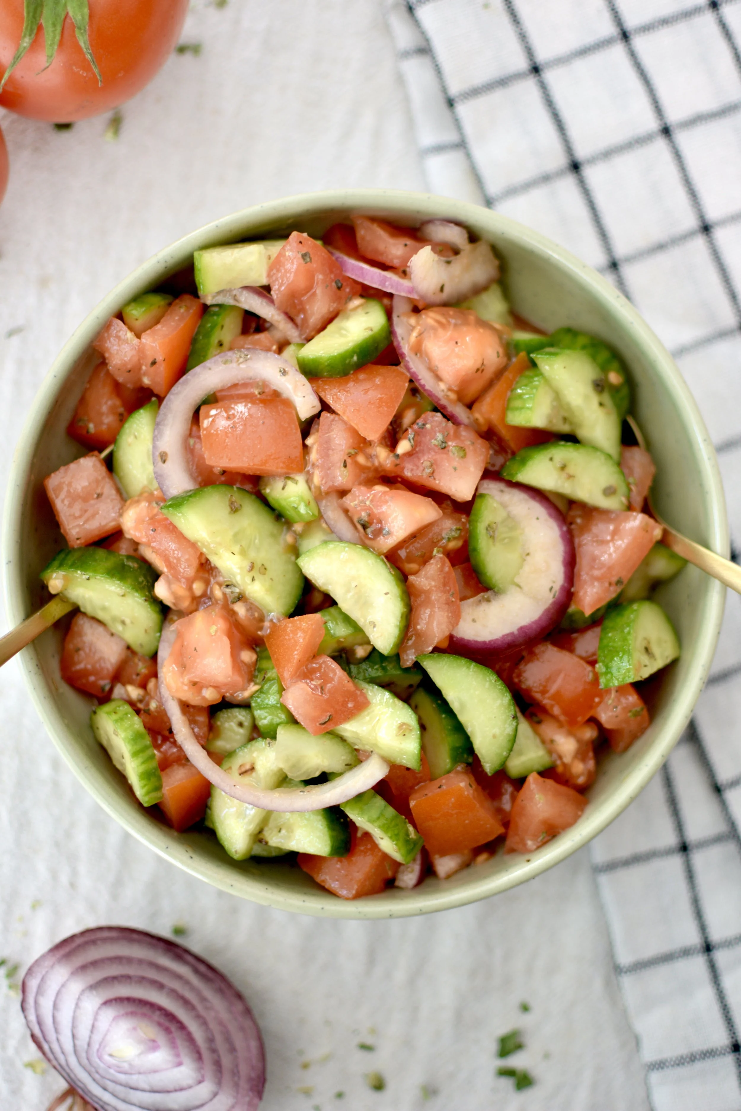 Salade fraîche tomates-concombres au Dijon