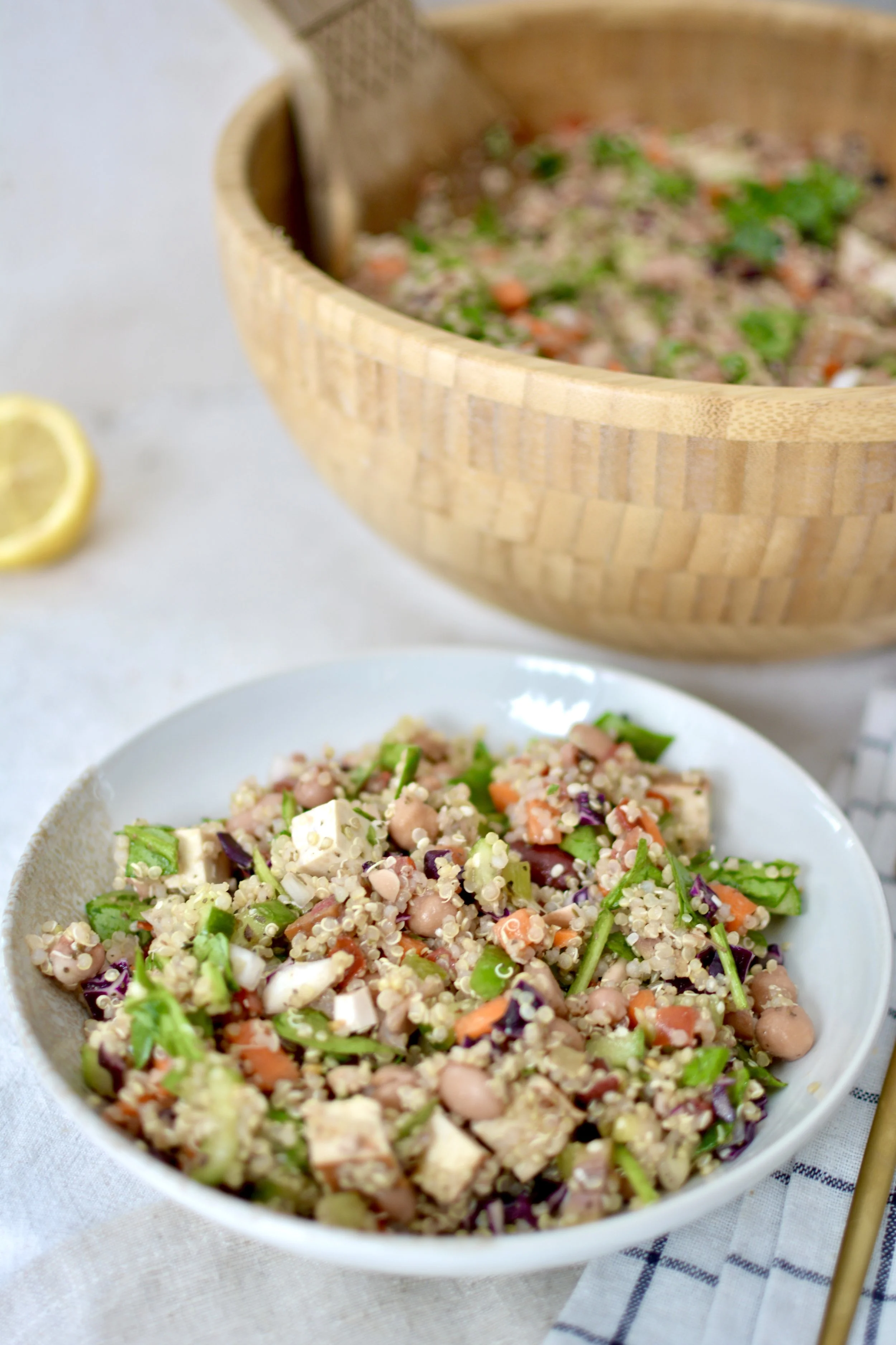 Salade de quinoa aux légumineuses, olives et tofu fumé