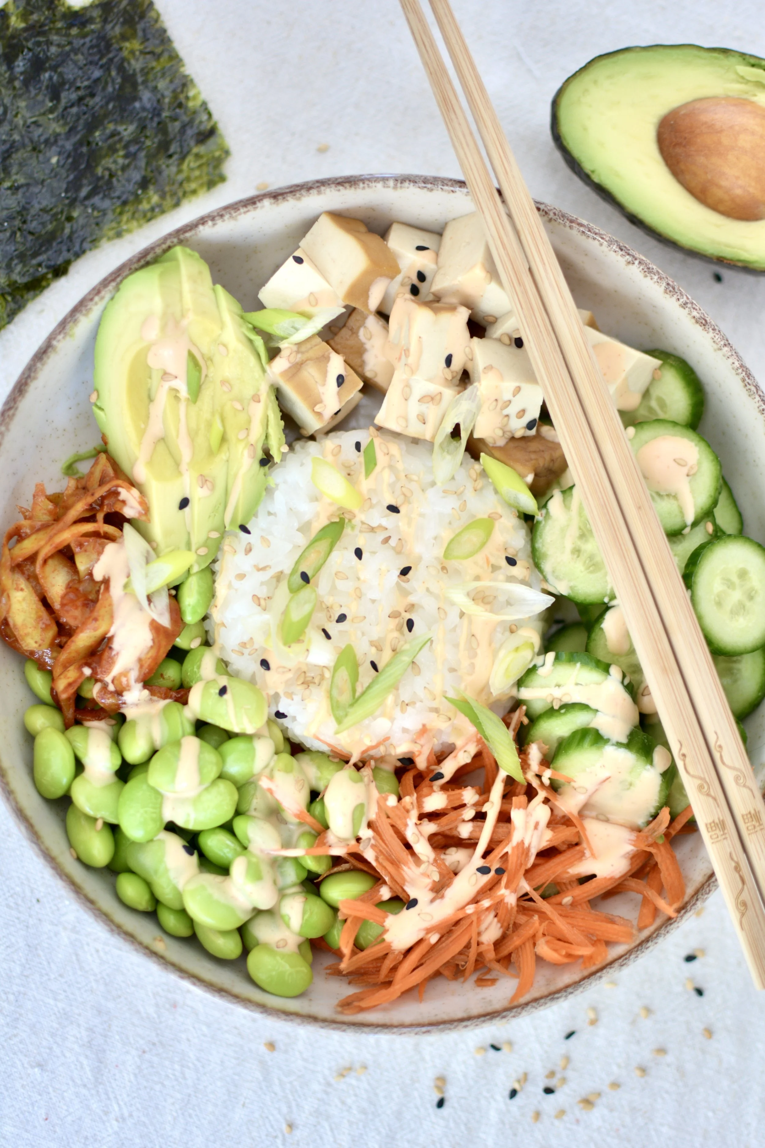 Poke bowl coloré au tofu fumé, edamames et kimchi