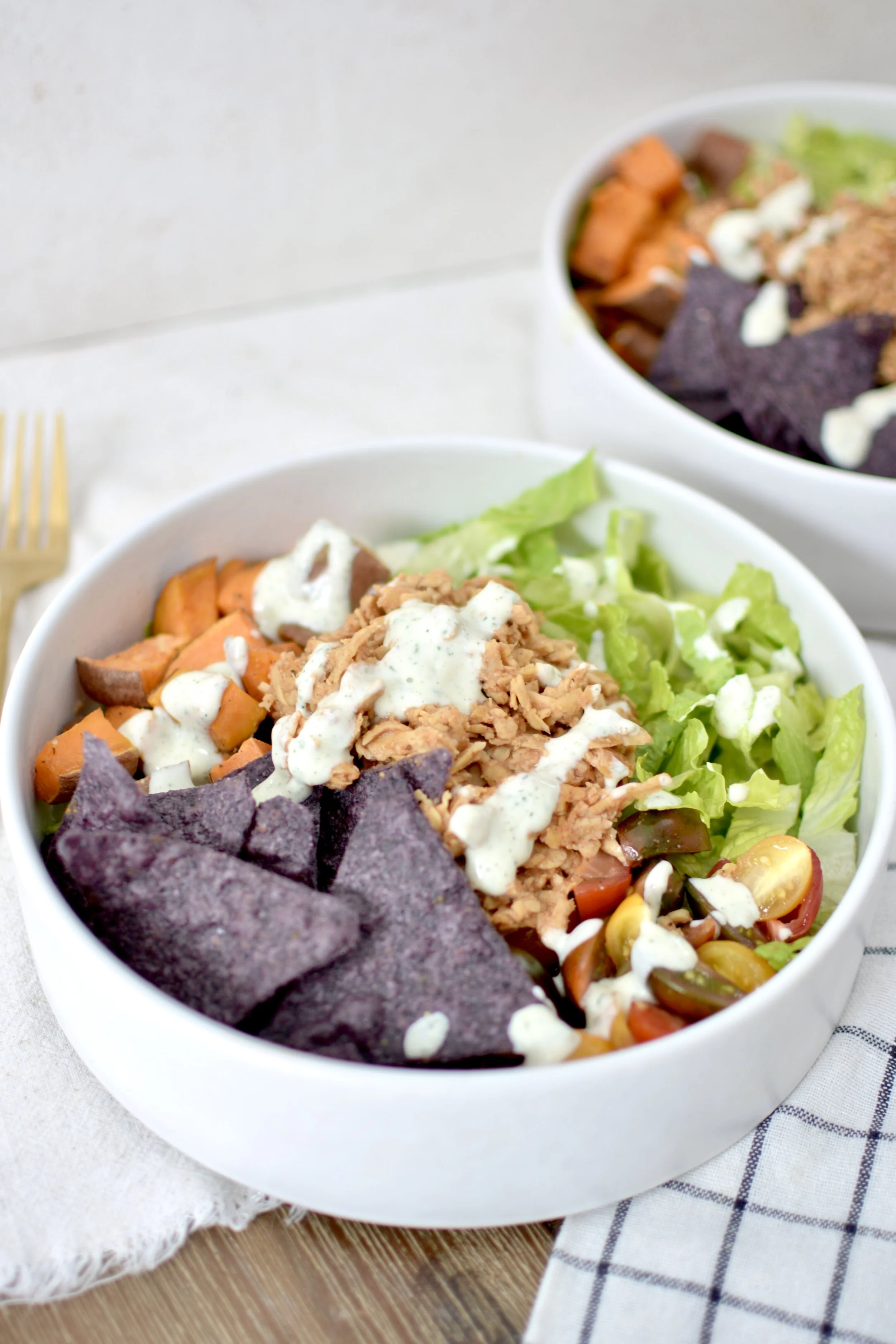Bol-repas BBQ au tempeh avec patate douce rôtie et sauce ranch