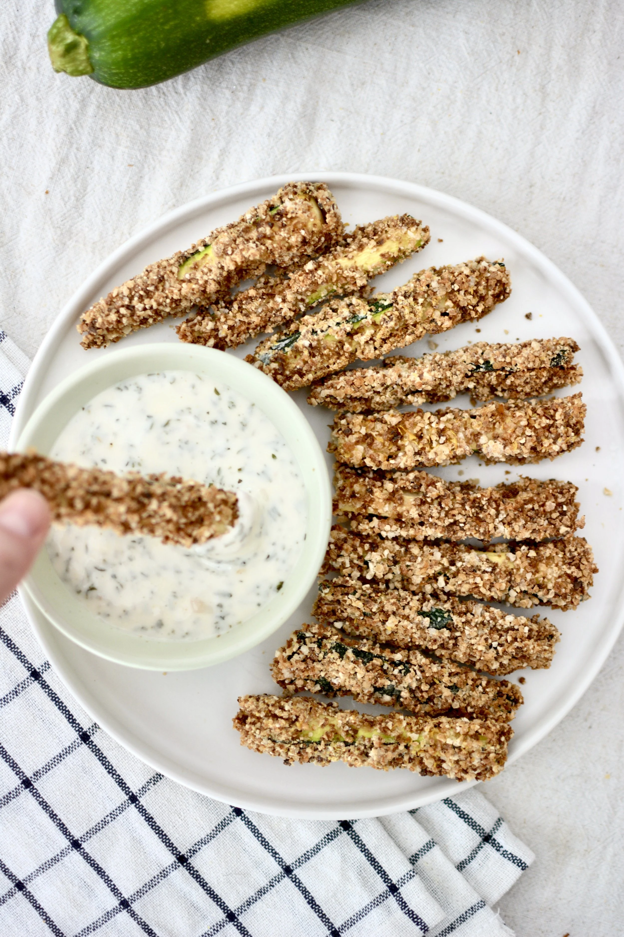 Frites de courgettes à la friteuse à air avec sauce ranch