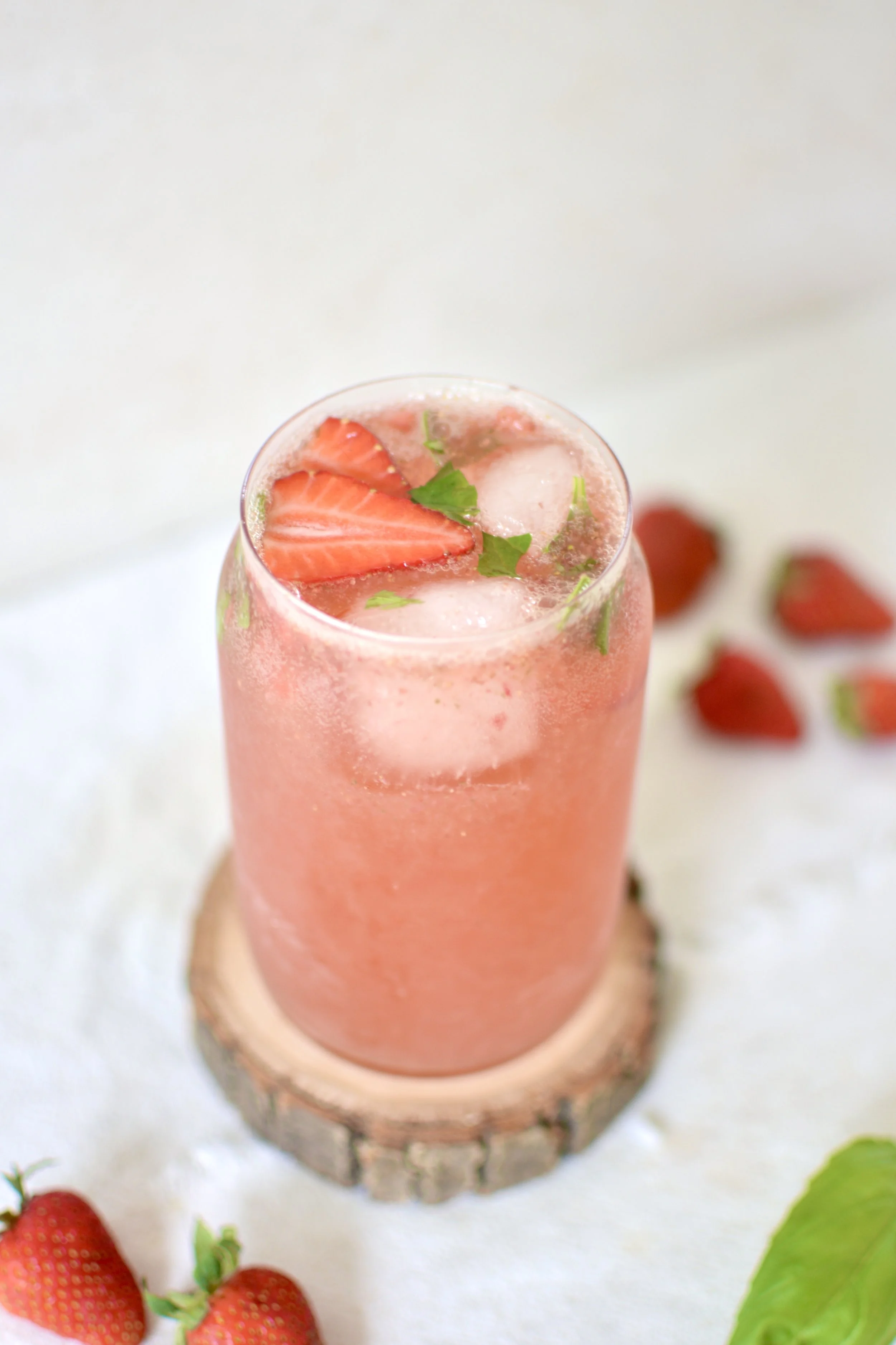 Eau pétillante fraise et basilic