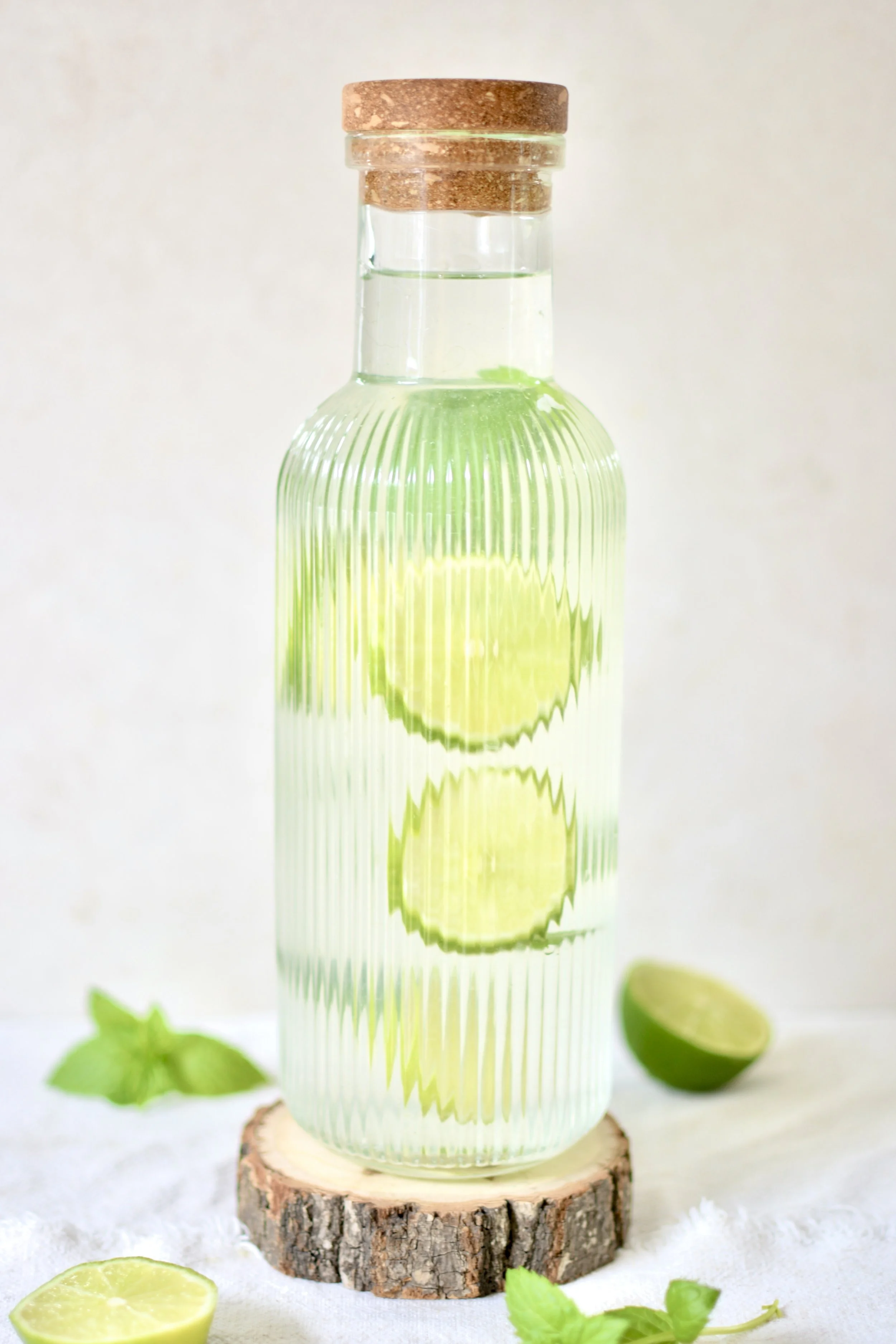 Eau infusée à la lime et à la menthe
