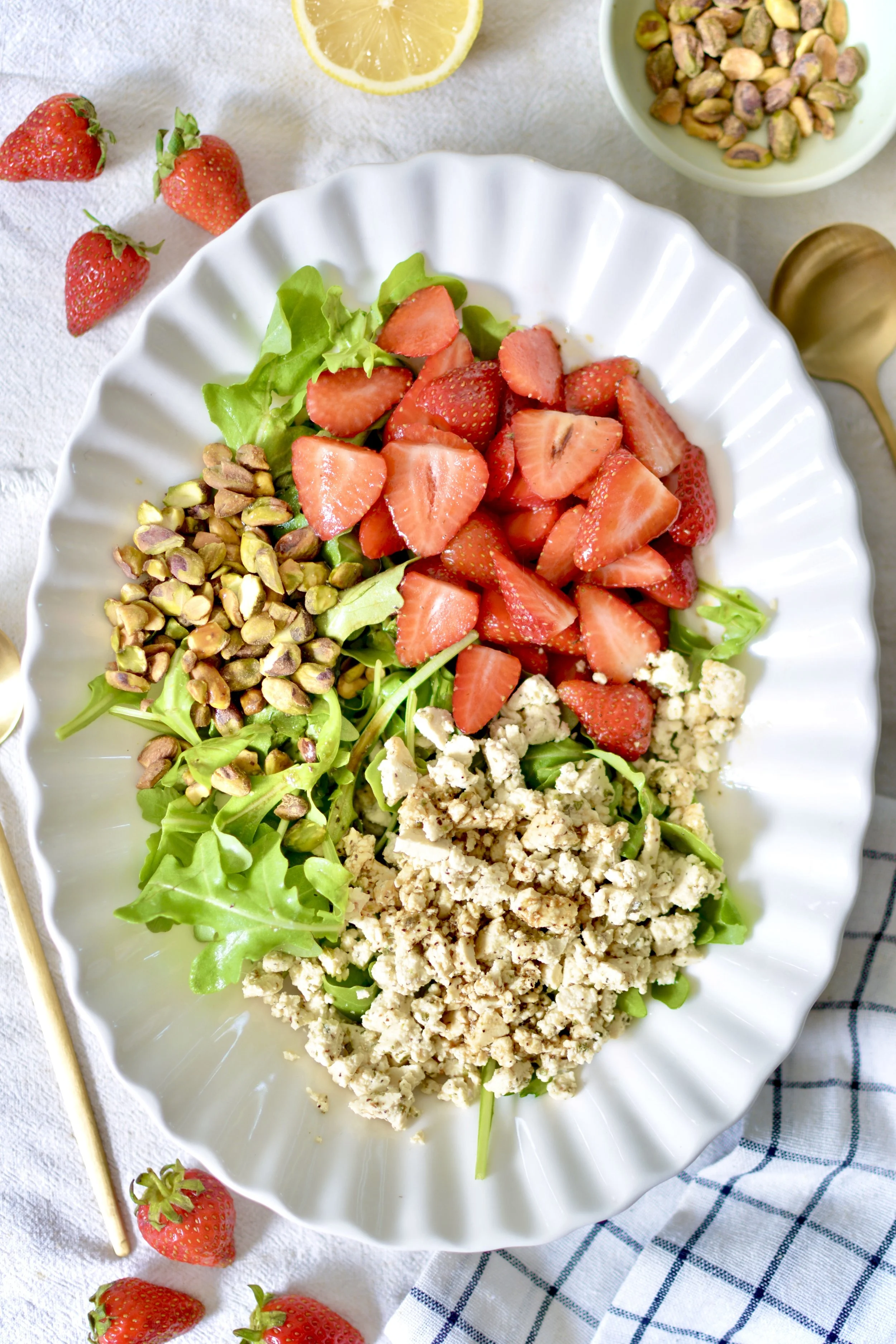 Salade estivale de roquette, fraises et tofu façon feta