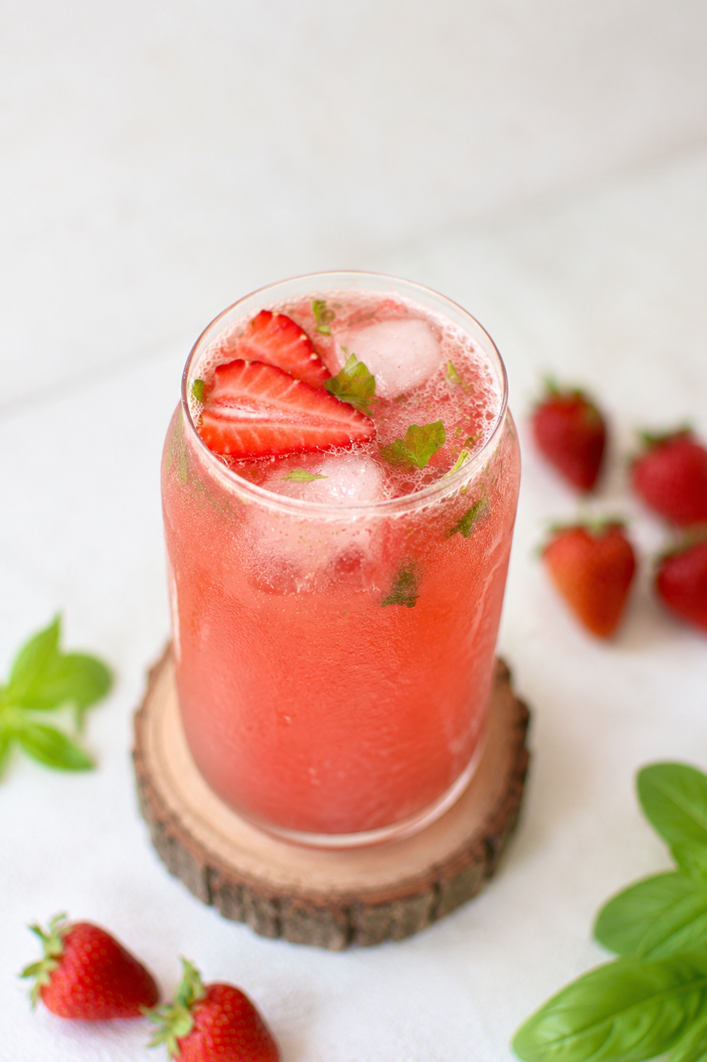 Eau pétillante fraise et basilic