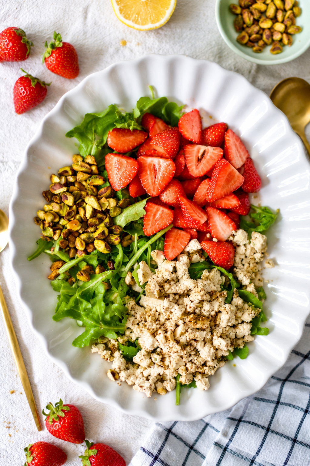 Salade estivale de roquette, fraises et tofu façon feta
