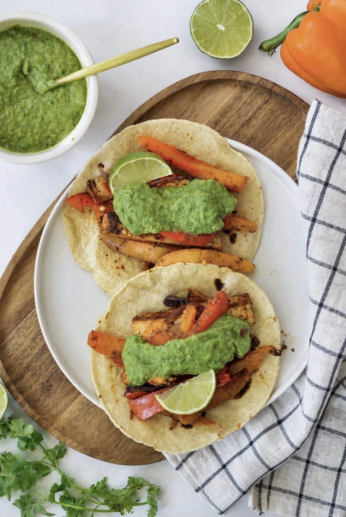 Fajitas au tofu avec salsa verde