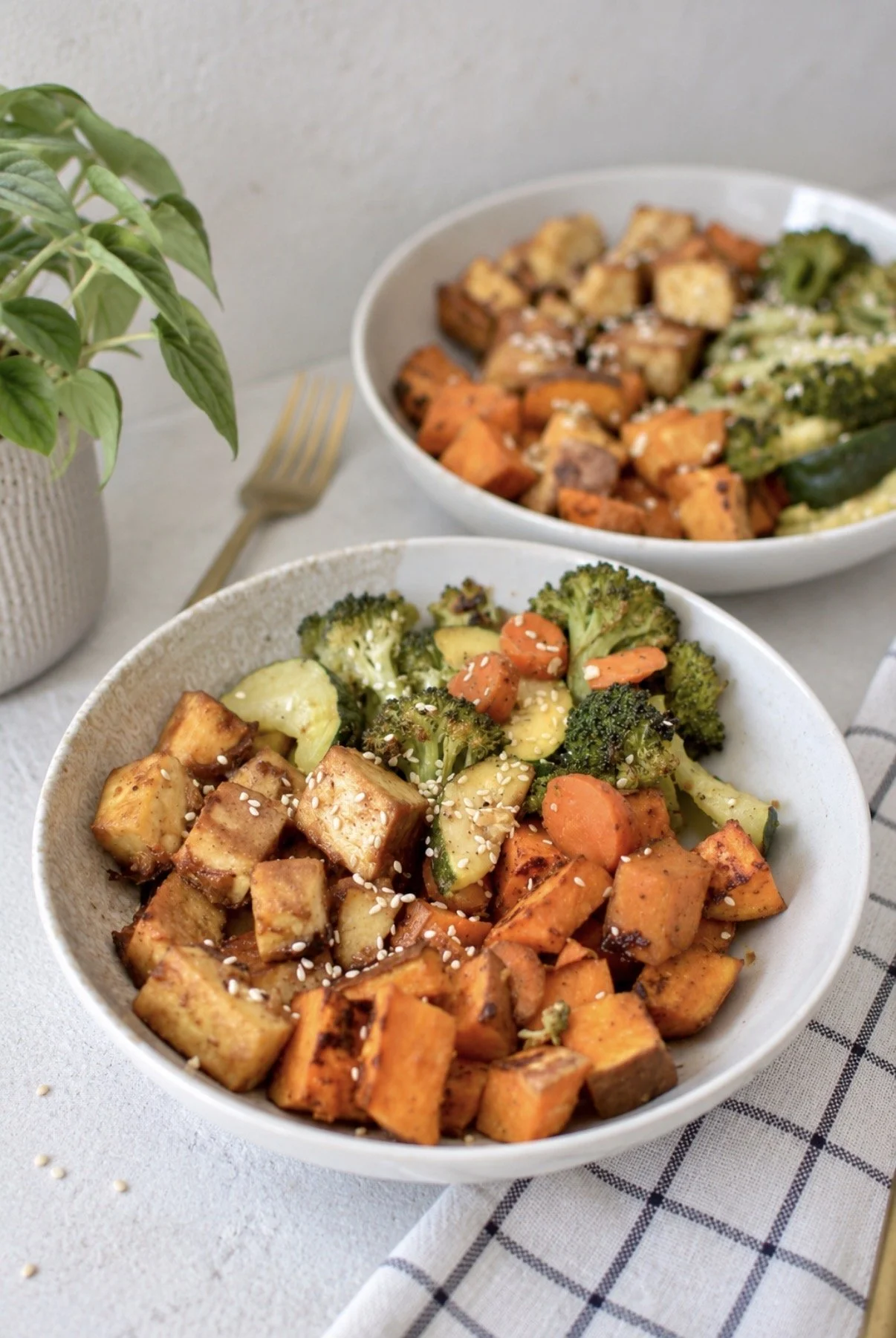 Plaque de tofu épicé à l’érable, patate douce et légumes rôtis