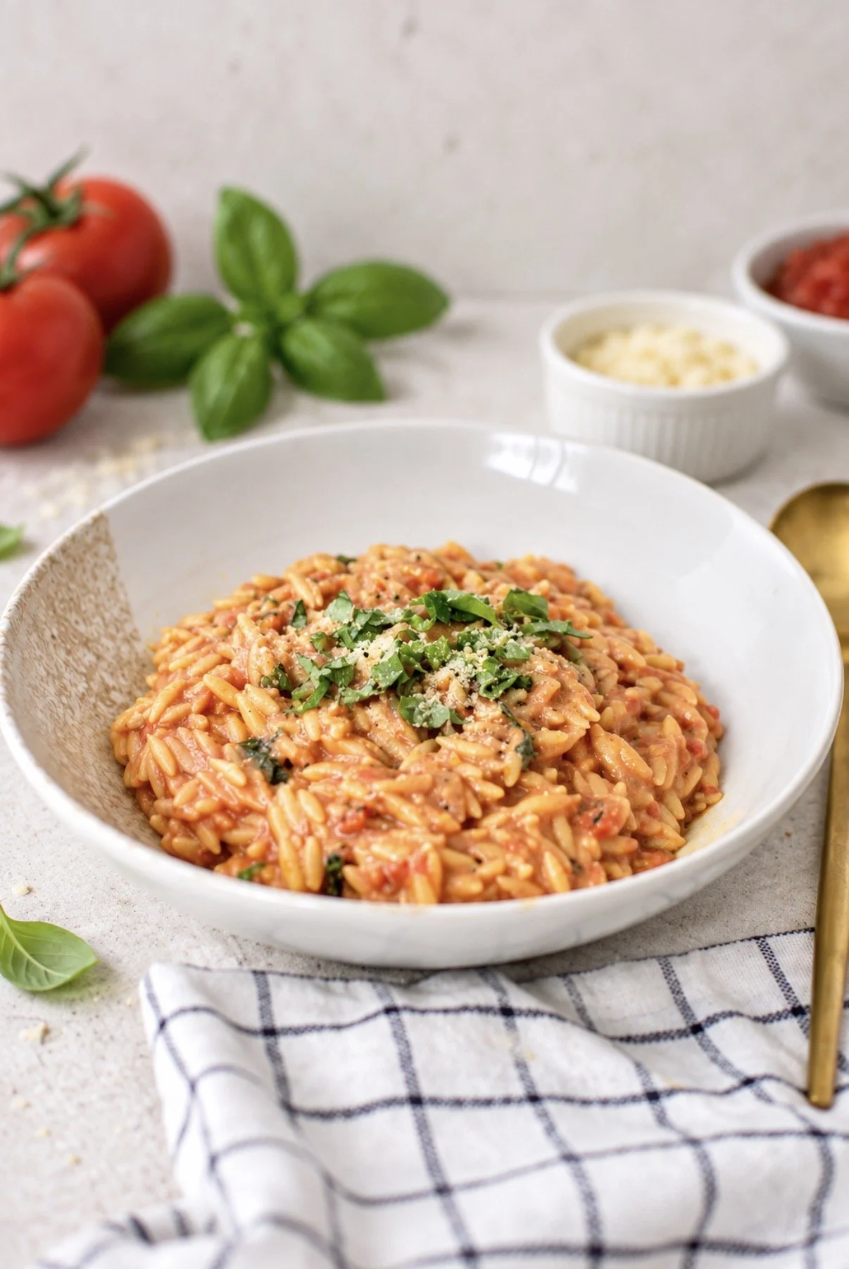 Risotto d’orzo crémeux aux tomates et basilic