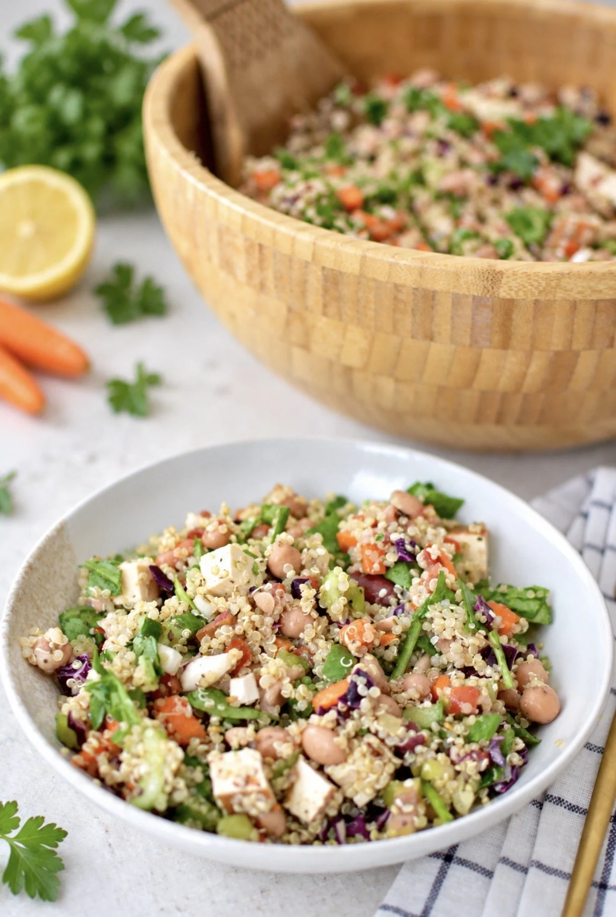 Salade de quinoa aux légumineuses, olives et tofu fumé